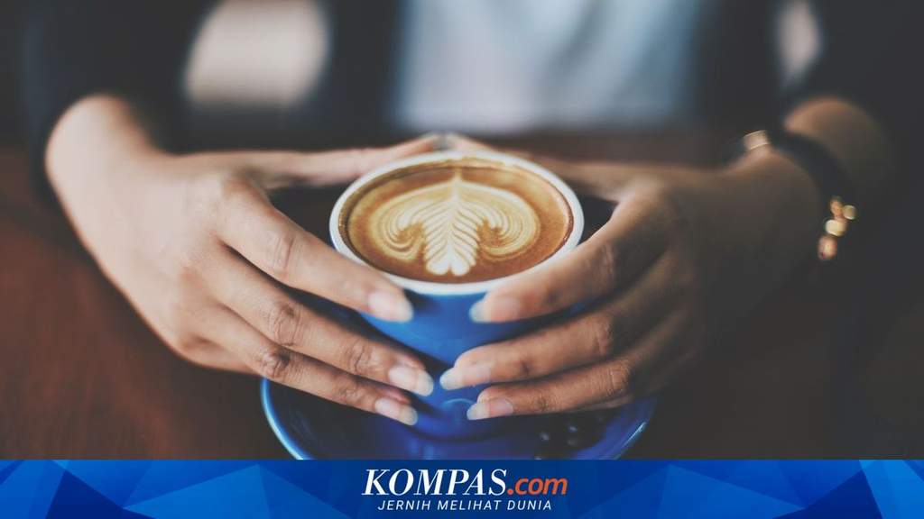 Suasana interior modern dan nyaman di salah satu kedai kopi populer di Kota Solo, Jawa Tengah, dengan ragam pilihan menu minuman.
