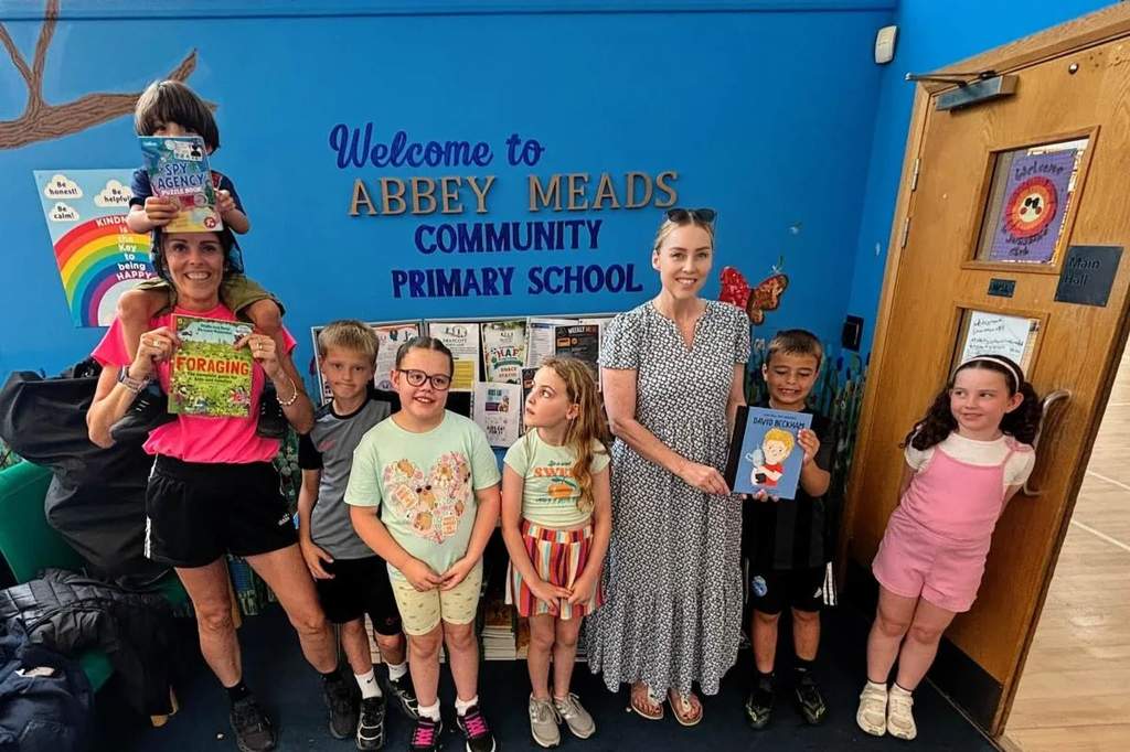Anak-anak sedang menikmati berbagai aktivitas olahraga dan seni di area Draycott Sports Camp yang didukung oleh Haydon Wick Council.