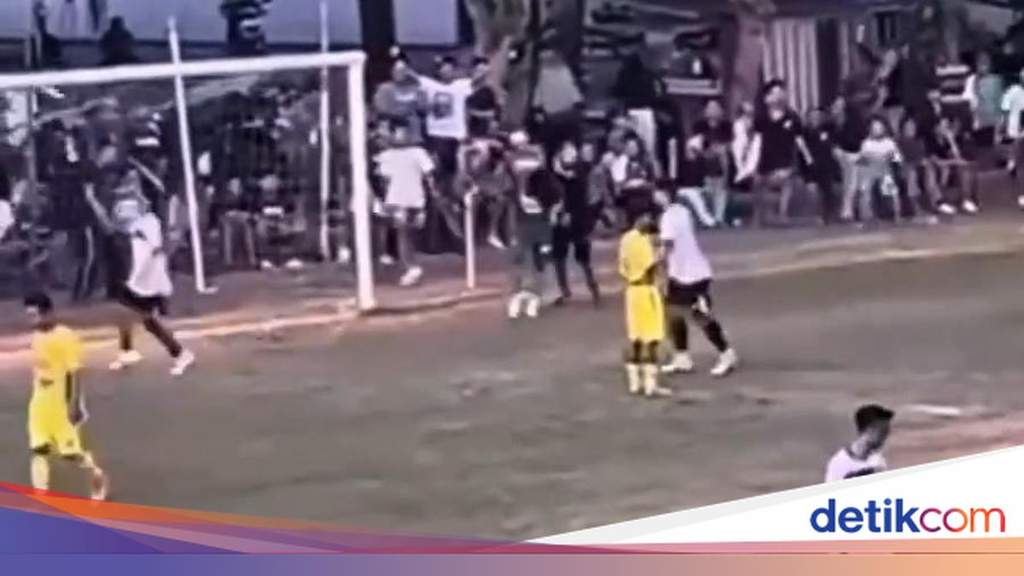 Suasana lapangan sepak bola di wilayah Kabupaten Bantul saat digelarnya kompetisi lokal yang diwarnai ketegangan antarpenonton.