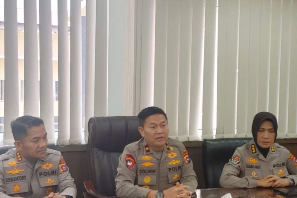 Suasana Markas Kepolisian Daerah Sumatera Barat di Padang saat konferensi pers terkait kasus internal perwira menengah kepolisian.