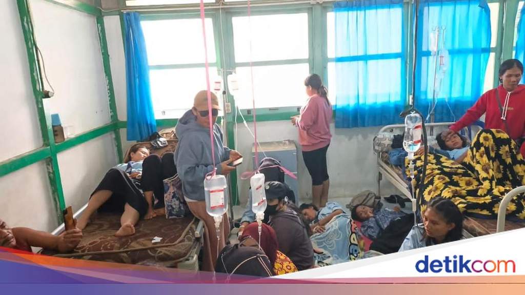 Suasana di dalam Puskesmas Marau, Kabupaten Ketapang, yang dipenuhi oleh korban keracunan massal dengan selang infus yang terpasang dan bergelantungan di ruangan perawatan.