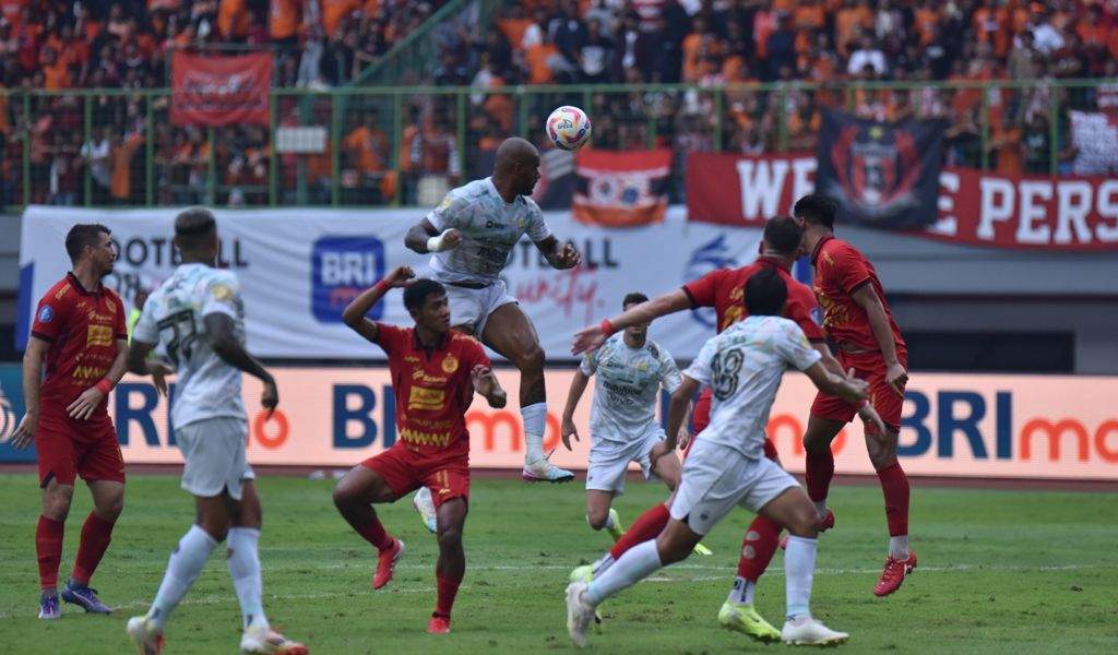 Stadion Utama Gelora Bung Karno di Jakarta dipadati penonton menjelang laga BRI Super League antara Persija Jakarta dan Persib Bandung.