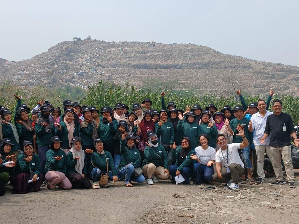 Suasana kegiatan Temu Sapa & Apresiasi Resource Collectors 2026 yang dihadiri para pemulung di kawasan Bantar Gebang, Bekasi.