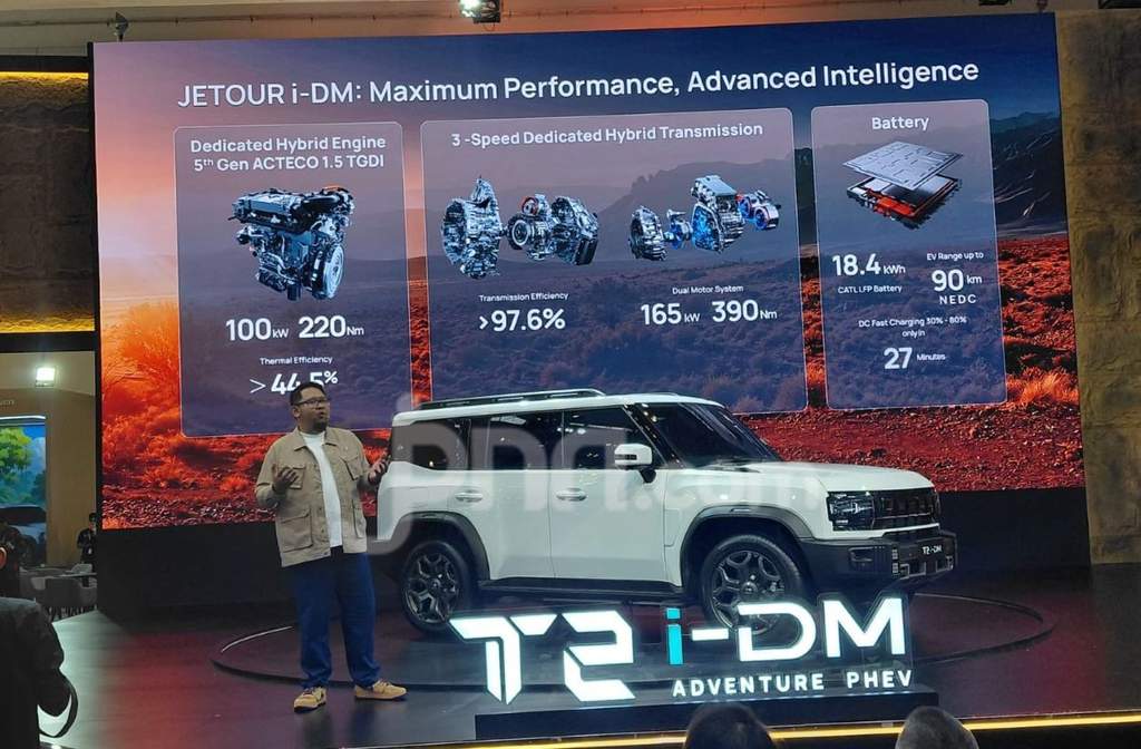 Tampilan mobil SUV Jetour T2 i-DM dan Jetour T1 i-DM yang dipamerkan di booth pameran otomotif GIIAS 2026.