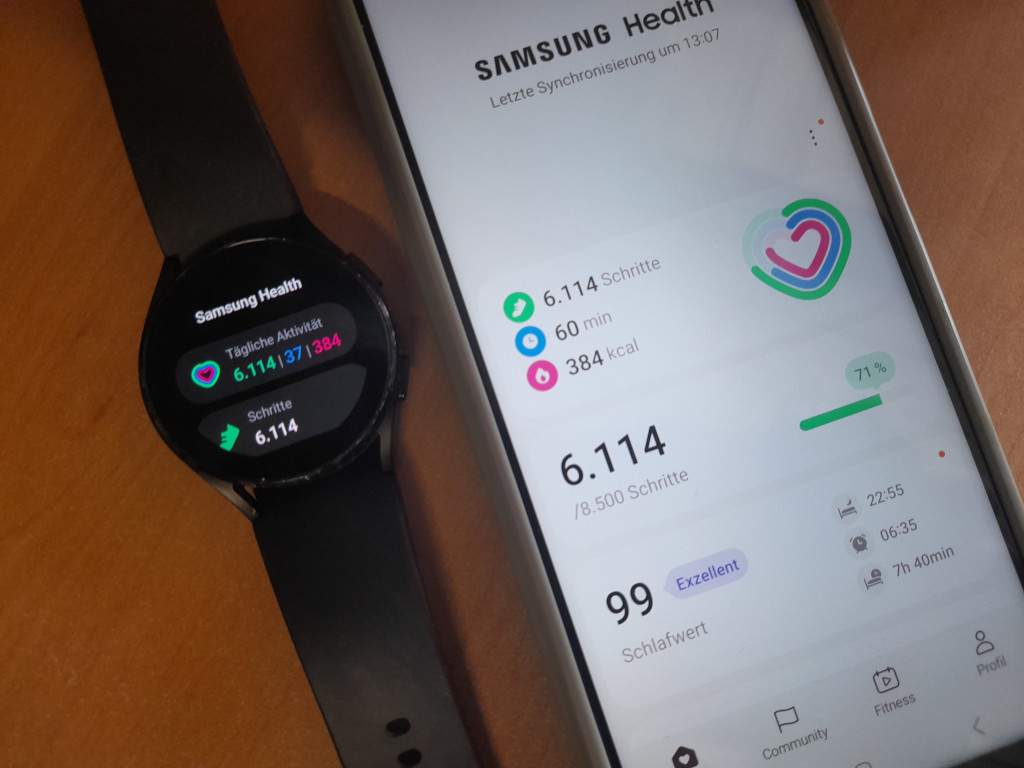 Tampilan antarmuka aplikasi Samsung Health pada layar ponsel pintar yang menampilkan grafik aktivitas fisik dan detak jantung pengguna.