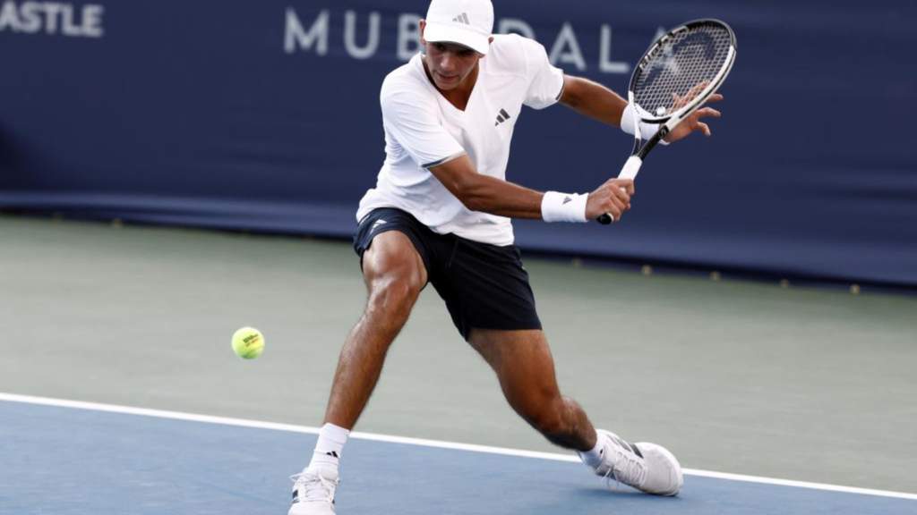 Petenis Taylor Fritz mengangkat trofi kemenangan di lapangan keras setelah mengalahkan lawannya dalam final ATP 500 Washington.