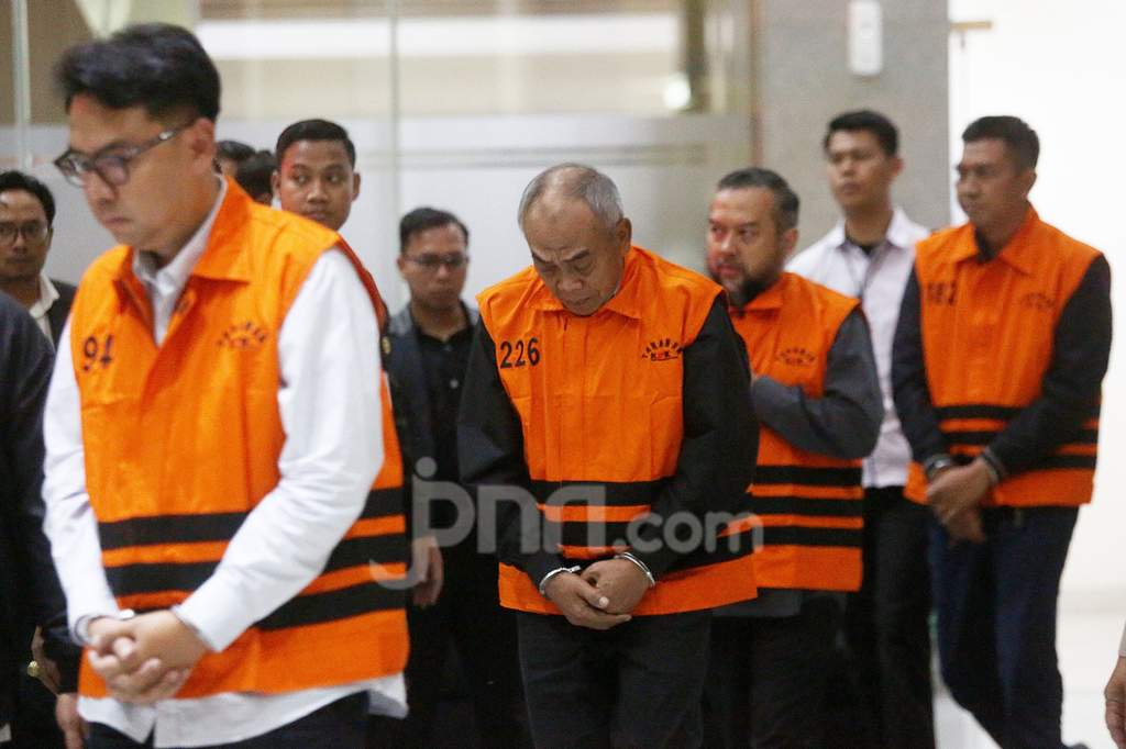 Sejumlah tersangka kasus korupsi pengadaan iklan Bank BJB mengenakan rompi tahanan usai menjalani pemeriksaan di Gedung Merah Putih KPK, Jakarta.
