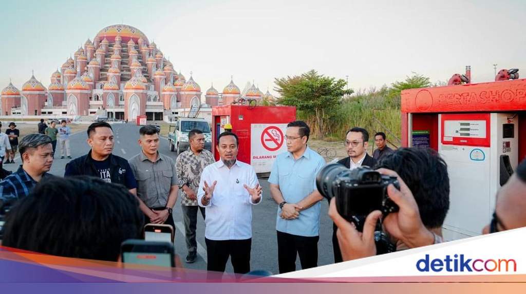 Tiga unit modular SPBU mobile yang disiapkan Pertamina dan Pemprov Sulsel di kawasan Center Point of Indonesia (CPI) Makassar untuk pengendara motor.