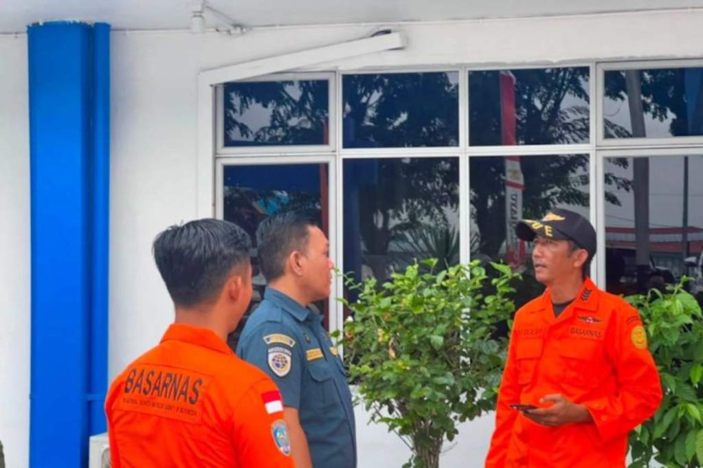 Tim SAR gabungan menyisir area Perairan Pulau Pengikik, Kabupaten Bintan, menggunakan kapal penyelamat untuk mencari korban kecelakaan laut.