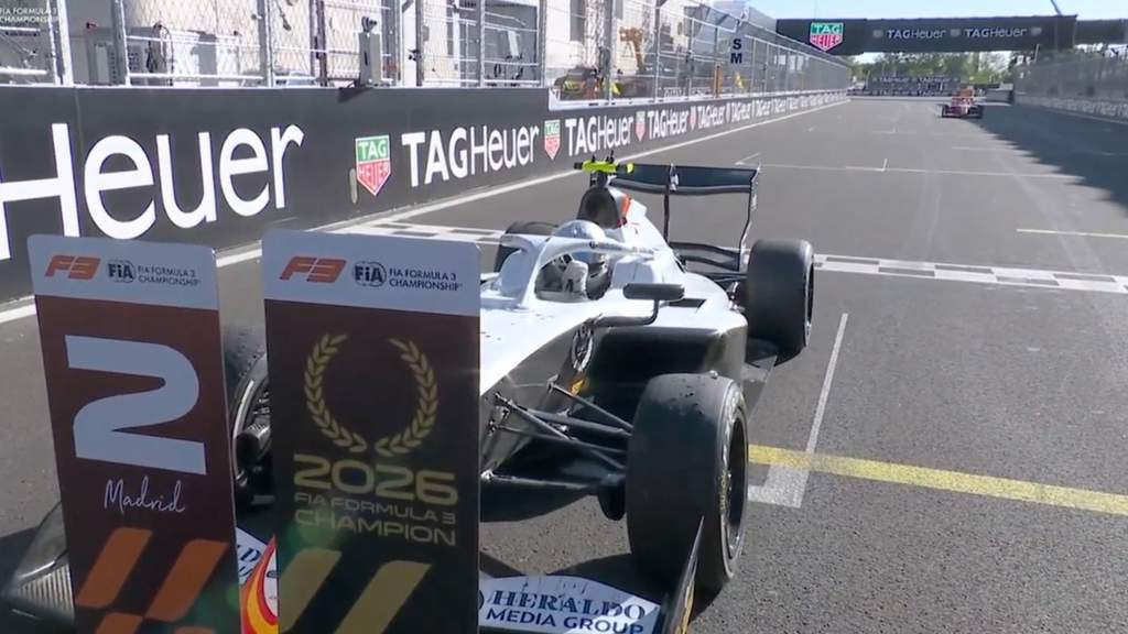 Pembalap asal Amerika Serikat Ugo Ugochukwu merayakan kemenangan gelar juara Formula 3 bersama tim Campos Racing di sirkuit Madrid.