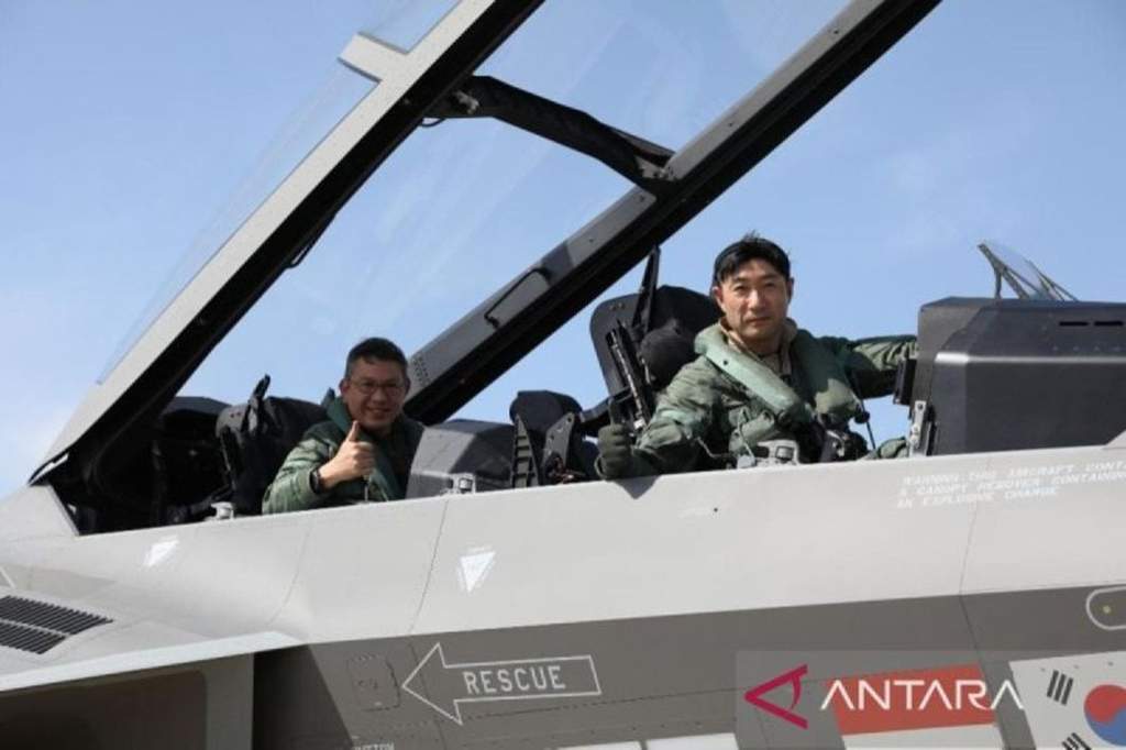 Pesawat tempur canggih KF-21 buatan Korea Selatan saat menjalani uji terbang di fasilitas pangkalan udara militer.
