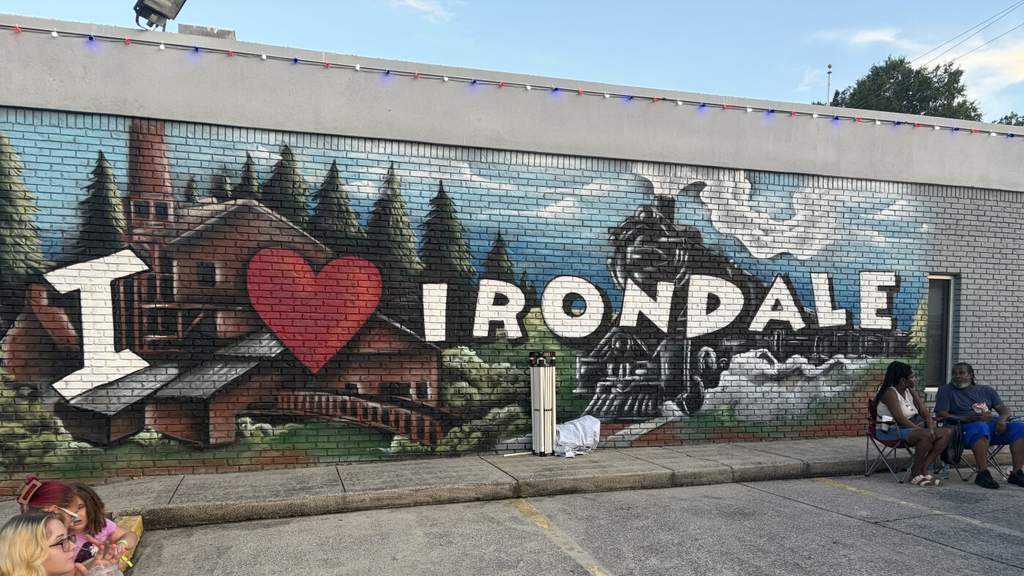 Pengunjung festival berkumpul di depan gedung balai kota Irondale, Alabama saat gelaran festival tahunan I Love Irondale Day.