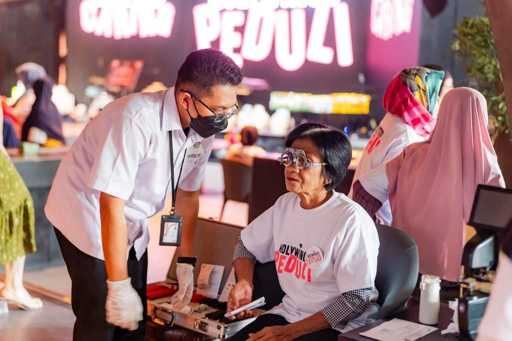Suasana kegiatan sosial pemeriksaan mata dan pembagian kacamata gratis yang diselenggarakan oleh Holywings Peduli di Ambyar Superclub Cikini, Jakarta Pusat.