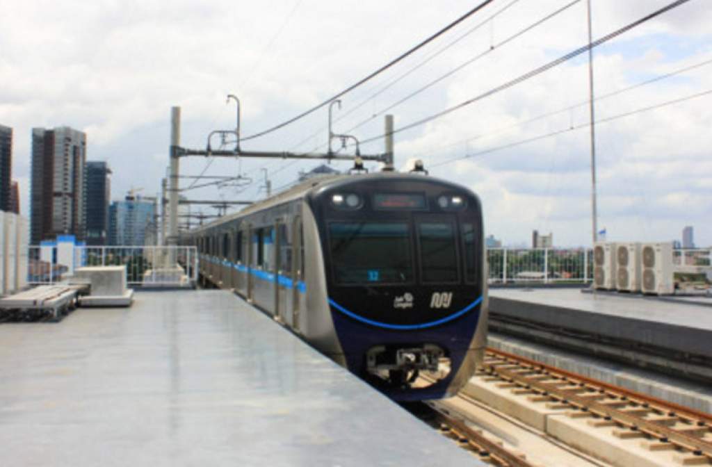 Suasana antrean warga di halte Transjakarta dan stasiun MRT Jakarta yang ramai memanfaatkan layanan transportasi publik di Ibu Kota.
