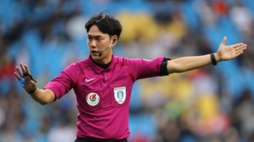 Potret wasit asal Korea Selatan Hyun-Jae Choi saat memimpin pertandingan sepak bola profesional dengan mengenakan seragam resmi wasit lapangan.